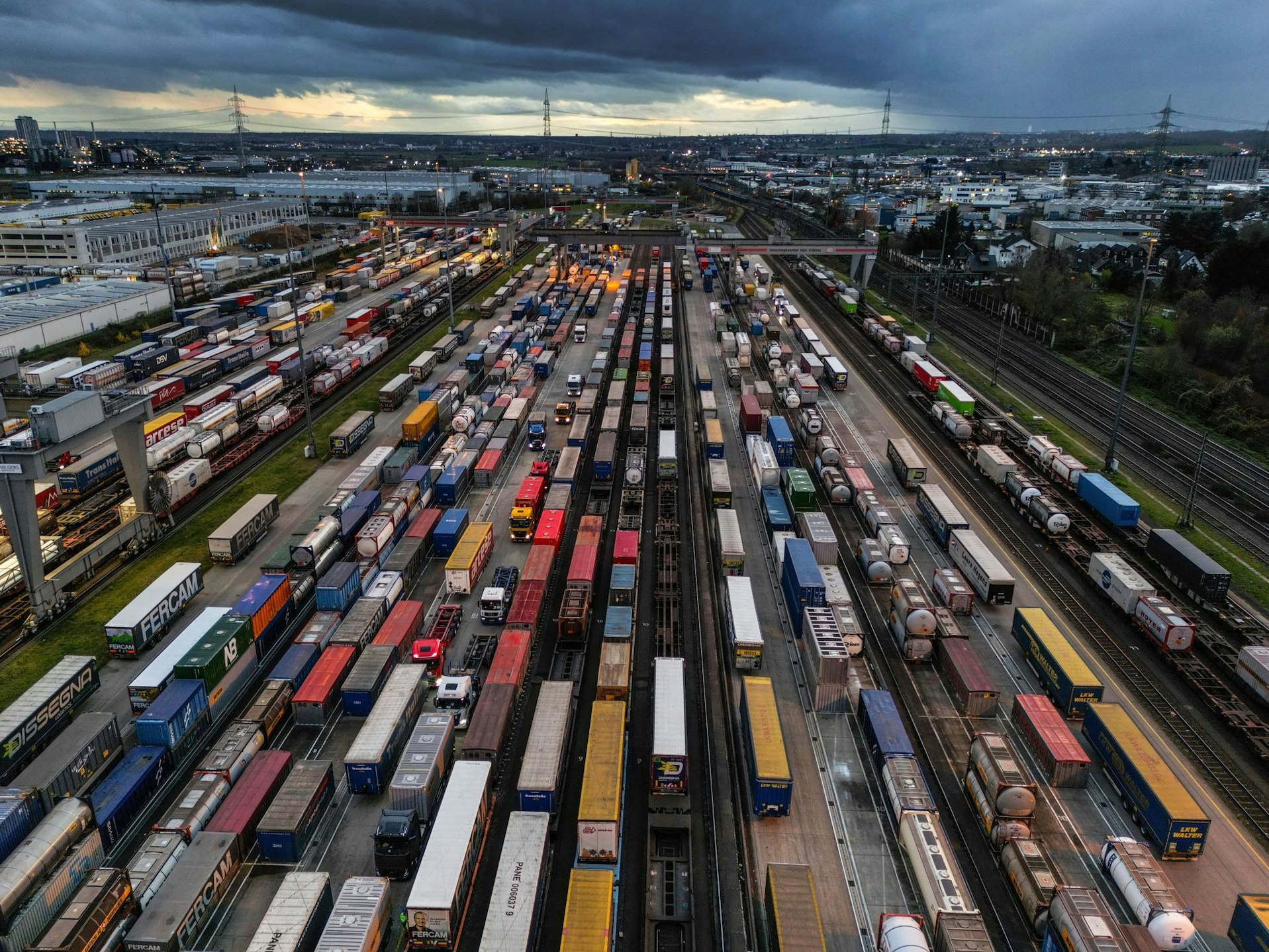 Auf dem Umschlagbahnhof Köln Eifeltor sind am Samstag zwei Menschen bei einem Arbeitsunfall getötet worden. (Archivbild)