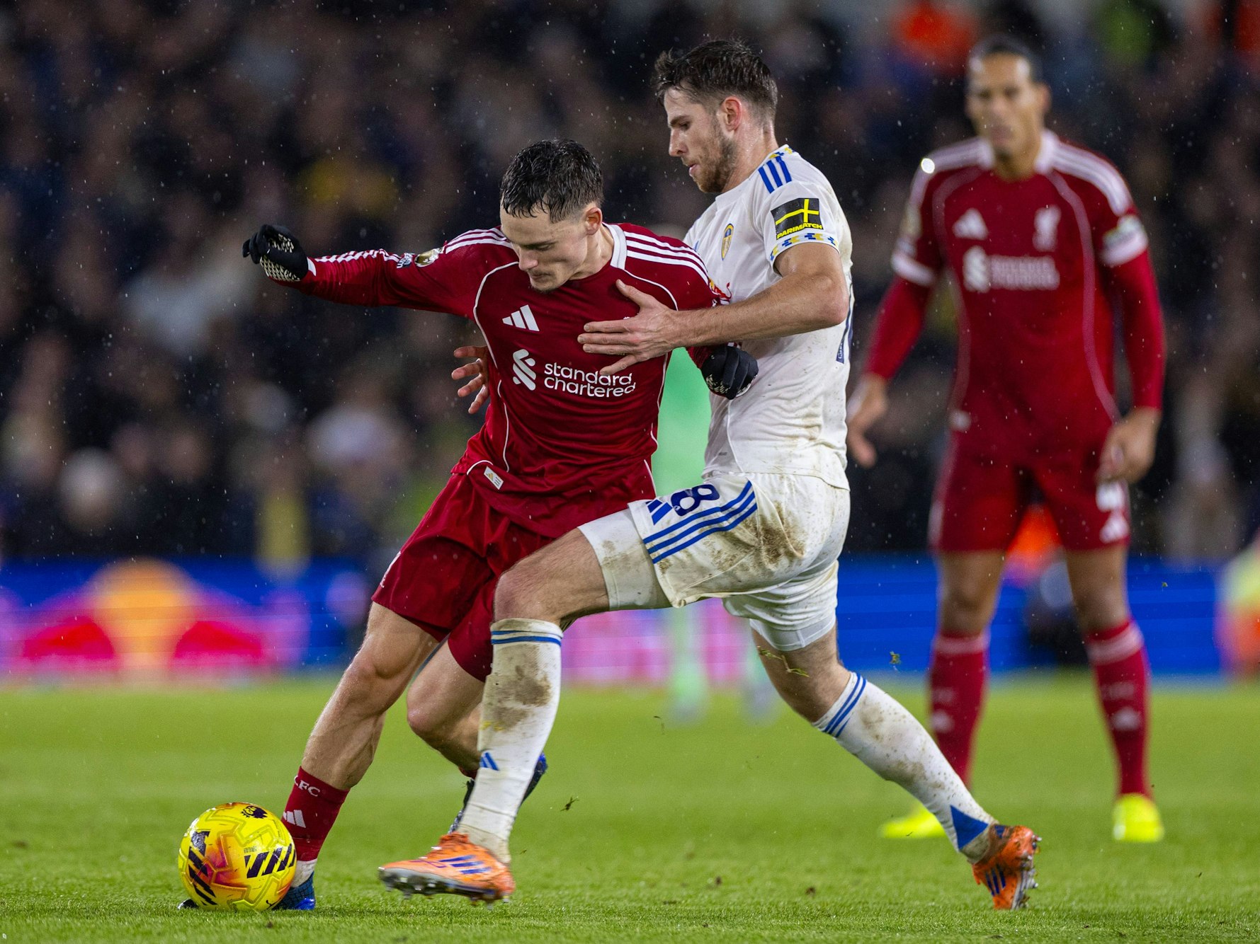Florian Witz im Zweikampf mit Anton Stach.