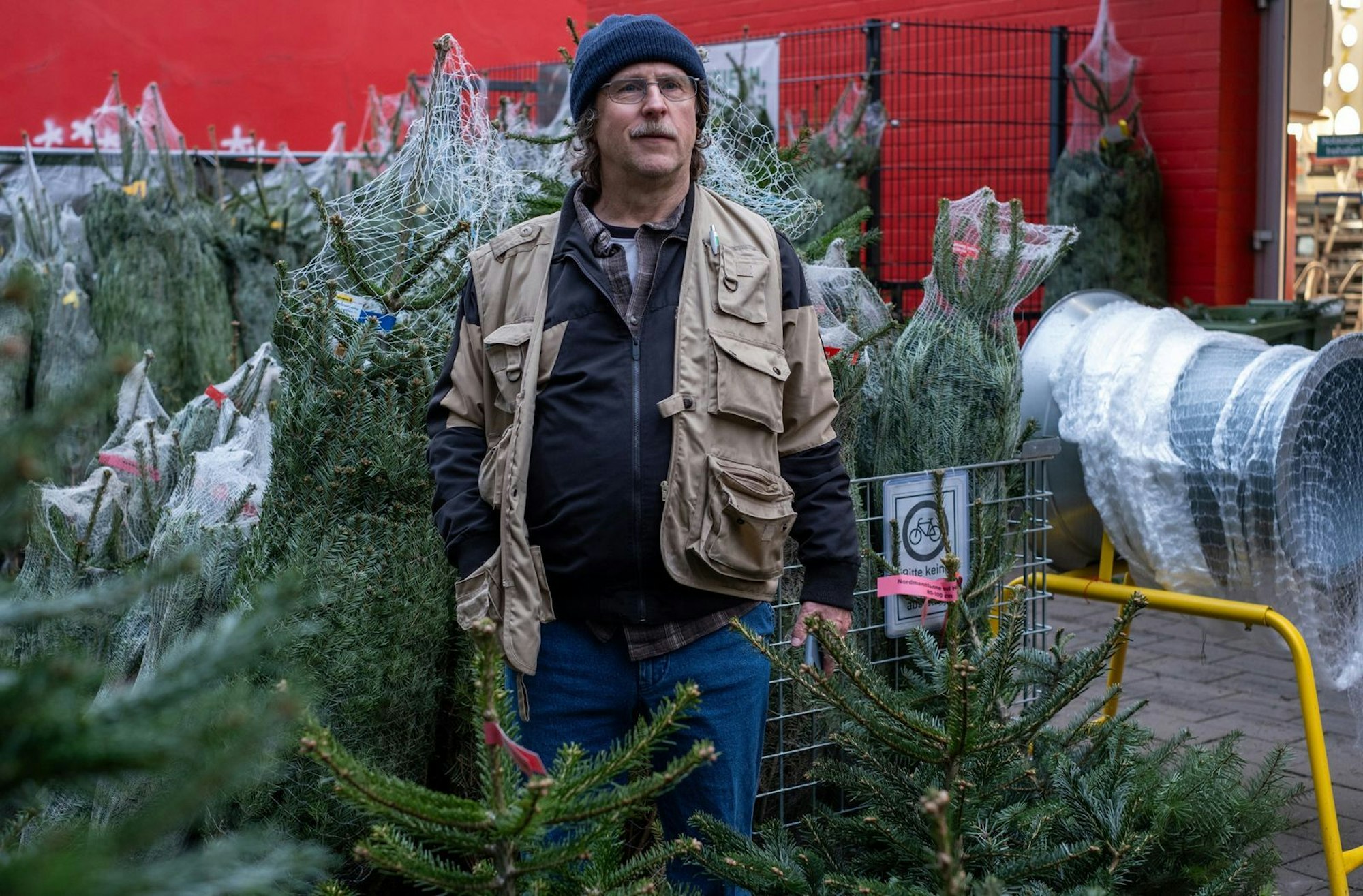 Die bezaubernde Weihnachtgeschichte „Prange - Man ist ja Nachbar“ erzählt von einem Titelhelden (Bjarne Mädel), der als scheuer, guter Geist in seinem Hamburger Mietshaus die Pakete für alle Nachbarn annimmt - und sich in Paketbotin Dörte verliebt. (Bild: NDR/Manju Sawhney)