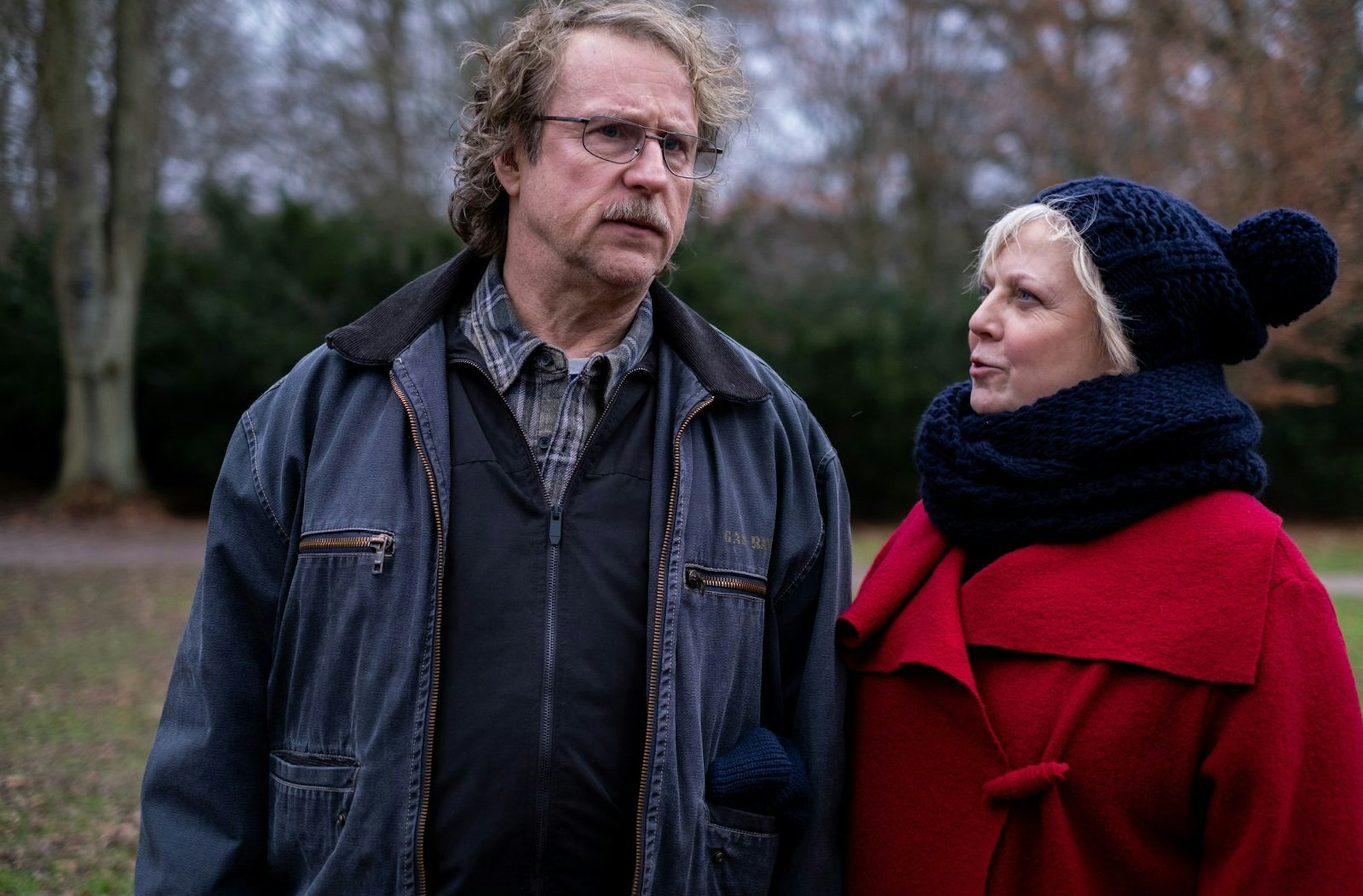 Silke Prange (Gabriela Maria Schmeide) macht sich immer mal Sorgen um ihren - recht alleinstehenden - Bruder Ralf (Bjarne Mädel). (Bild: NDR/Manju Sawhney)