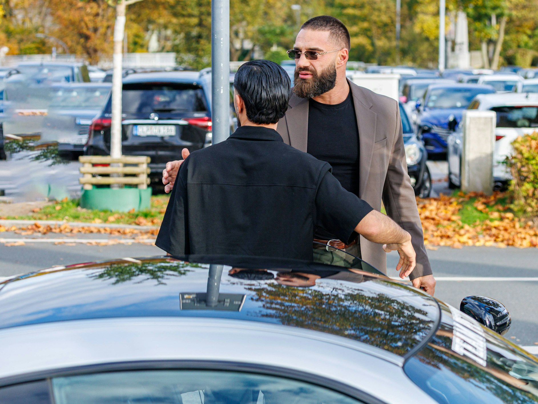 Aleks Petrovic, hier vor der Essener Grugahalle beim Promi Boxen Fame Fighting 3, hat sich für seine Spuck-Attacke entschuldigt.
