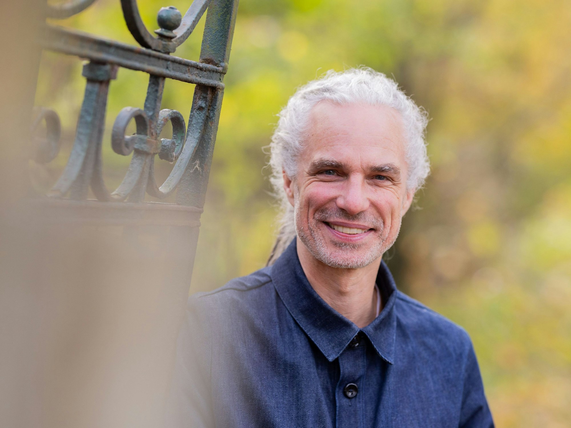 Moritz Zielke steht in einem Wald.