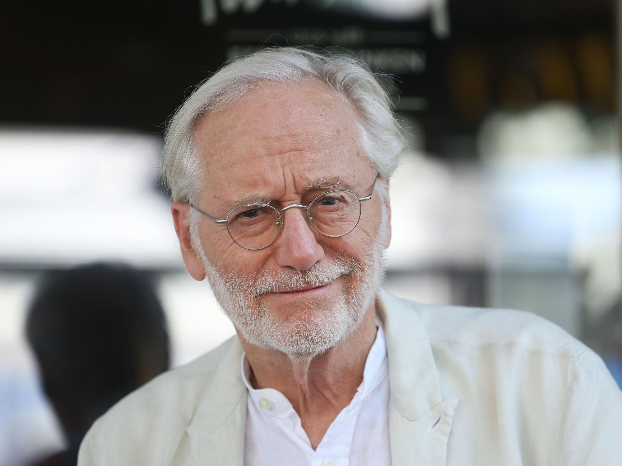 Joachim Hermann Luger ist leidenschaftliche Segler und lebt mit seiner Frau in Bochum und Berlin.