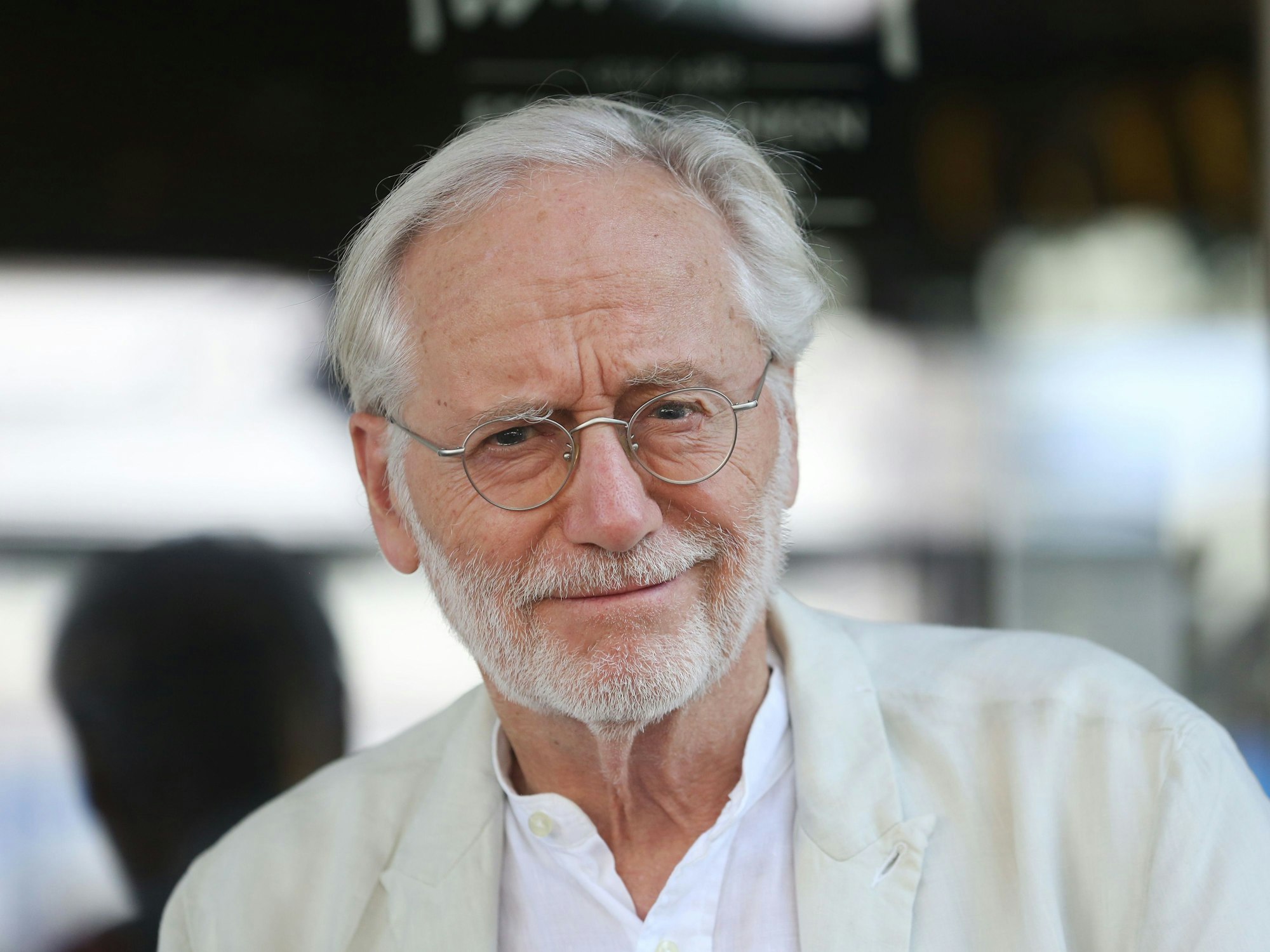 Joachim Hermann Luger ist leidenschaftliche Segler und lebt mit seiner Frau in Bochum und Berlin.