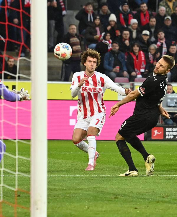 Luca Waldschmidt (1. FC köln) am 6. Dezember 2025 beim Torschuss gegen Torwart Nikola Vasily.