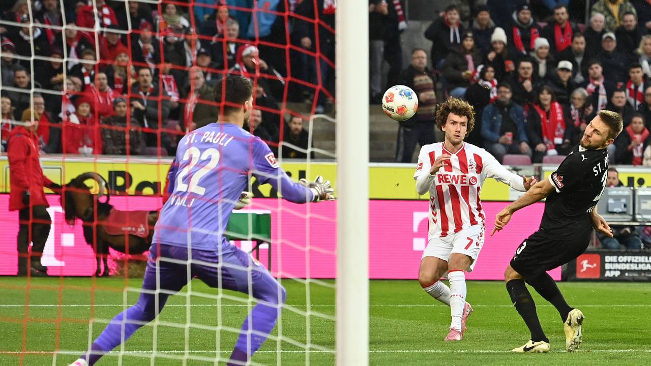 Luca Waldschmidt (1. FC köln) am 6. Dezember 2025 beim Torschuss gegen Torwart Nikola Vasily.