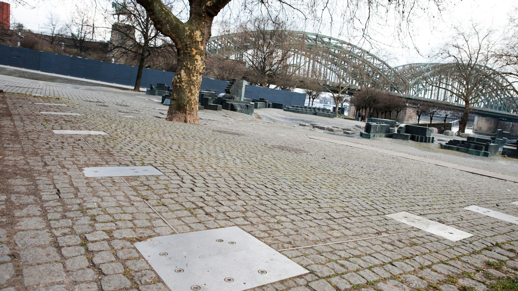 Hochwasserschutzmontageplatten in der Kölner Altstadt