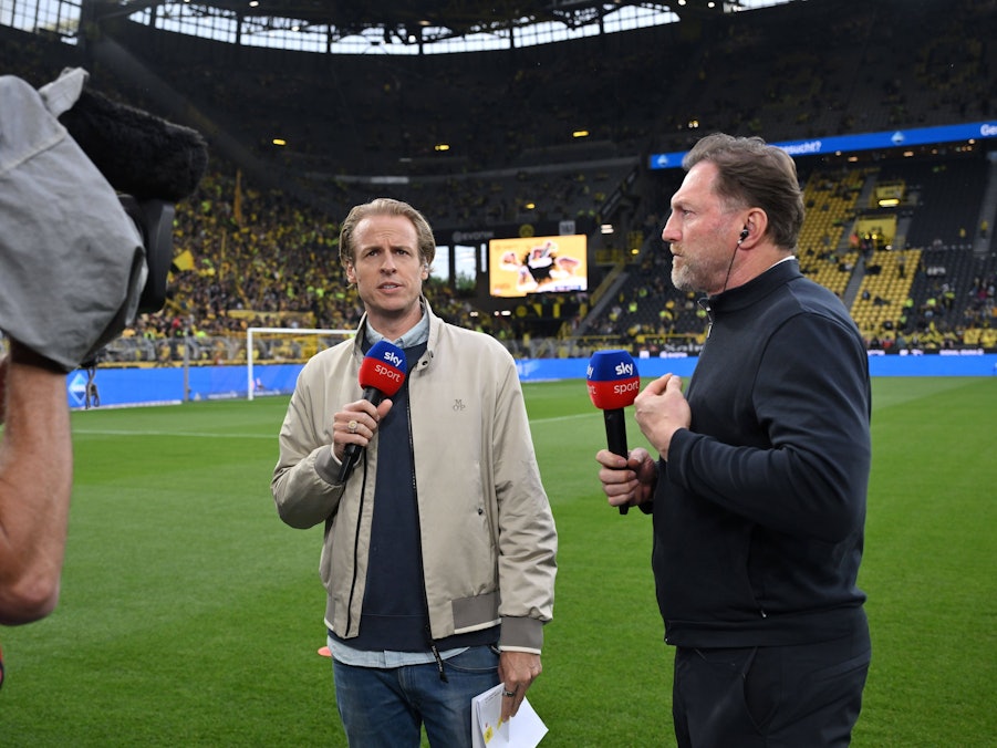 Yannick Erkenbrecher interviewt Ralph Hasenhüttl im Fußballstadion.