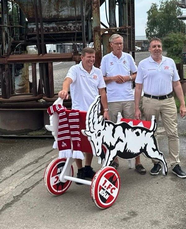 Martin Hollweck, Sven Adenauer und Thorsten Kiesewetter (v.l.) im Wahlkampf-Sommer 2025 mit dem Geißbock-Wagen.