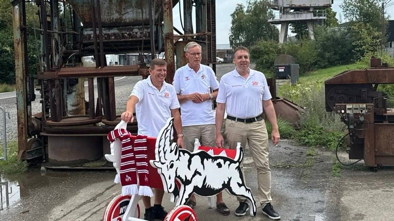 Martin Hollweck, Sven Adenauer und Thorsten Kiesewetter (v.l.) im Wahlkampf-Sommer 2025 mit dem Geißbock-Wagen.