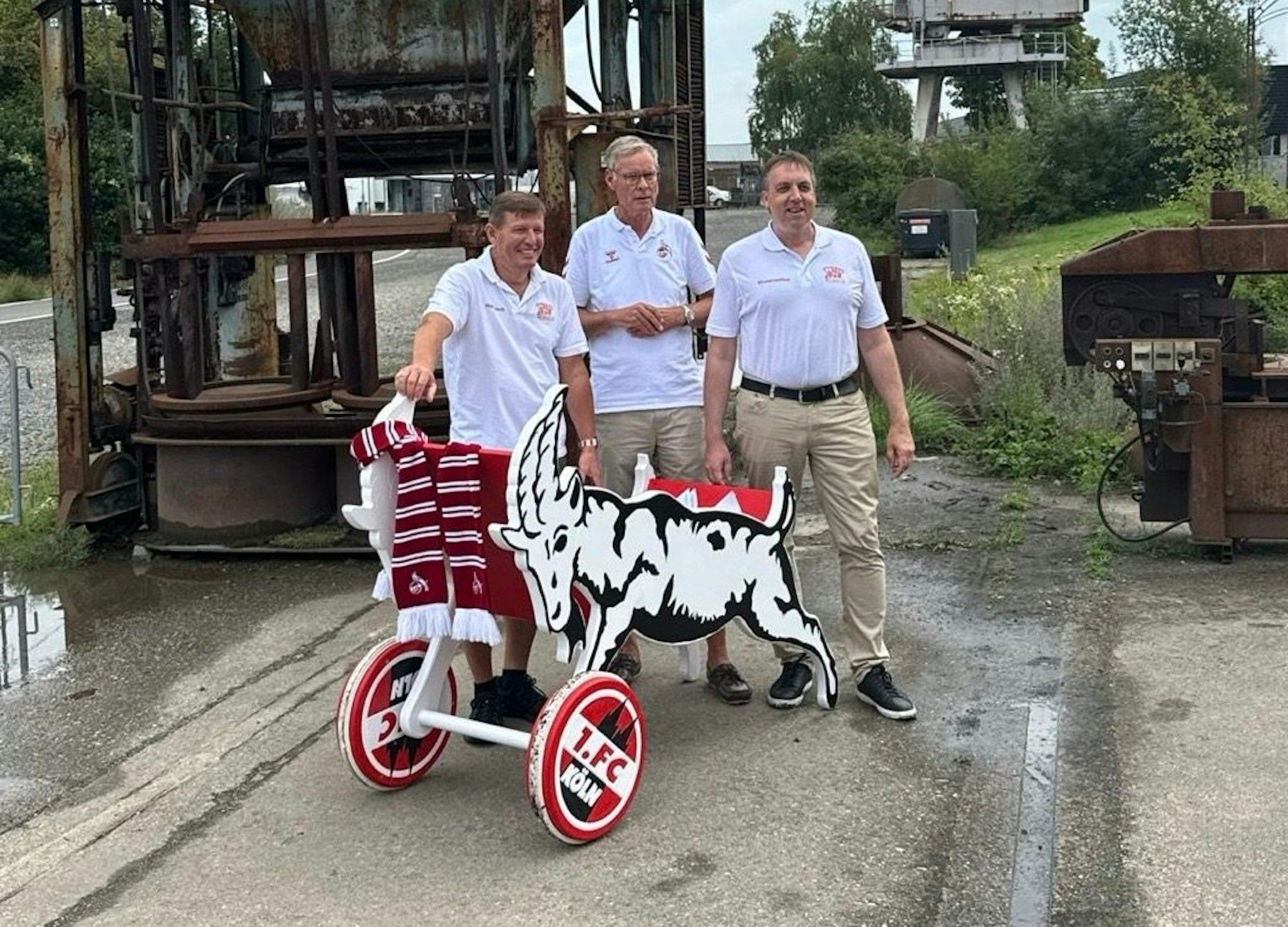 Martin Hollweck, Sven Adenauer und Thorsten Kiesewetter (v.l.) im Wahlkampf-Sommer 2025 mit dem Geißbock-Wagen.