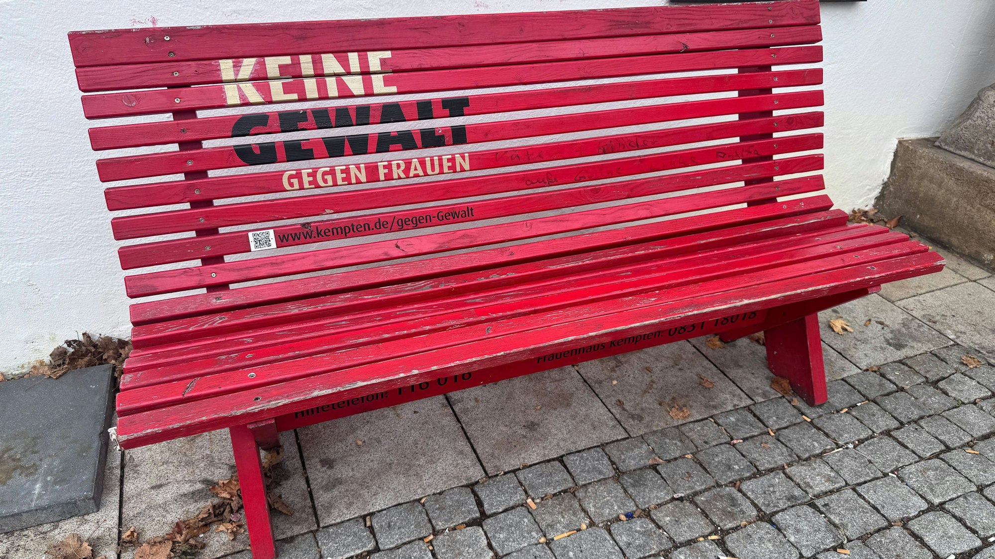 Rote Bank mit Schriftzug "KEINE GEWALT GEGEN FRAUEN" Symbolbild Kempten