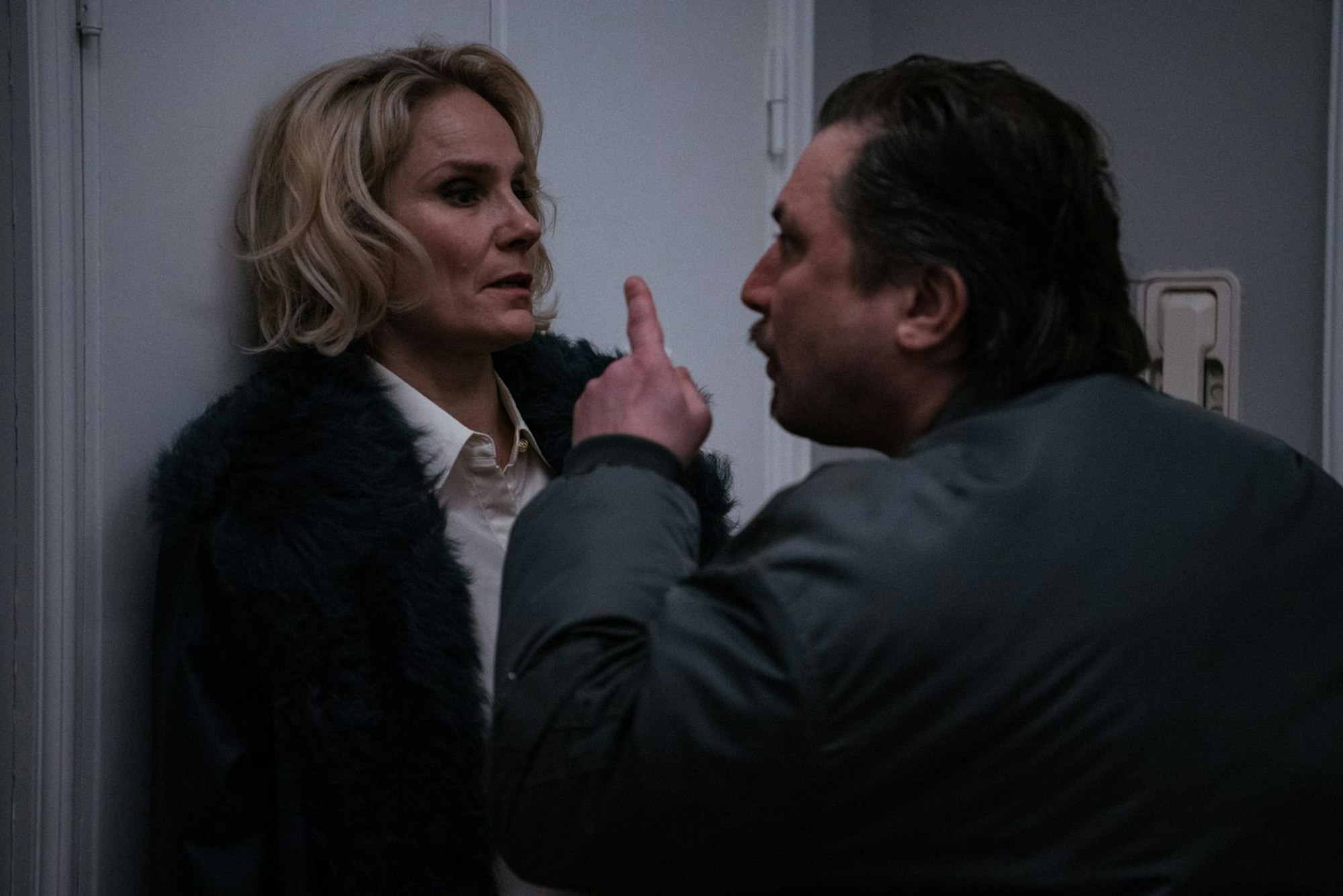 Linda (Laura Malmivaara) steckt in der Bredouille. (Bild: ZDF/ Jaakko Kahilaniemi)