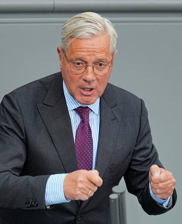 Norbert Röttgen (CDU) spricht nach der Regierungserklärung des Bundeskanzlers im Plenum des Bundestags.