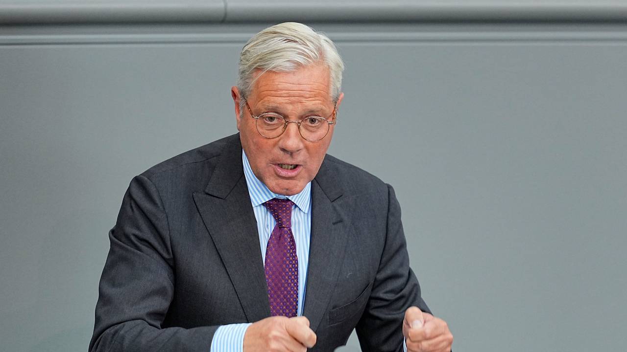 Norbert Röttgen (CDU) spricht nach der Regierungserklärung des Bundeskanzlers im Plenum des Bundestags.