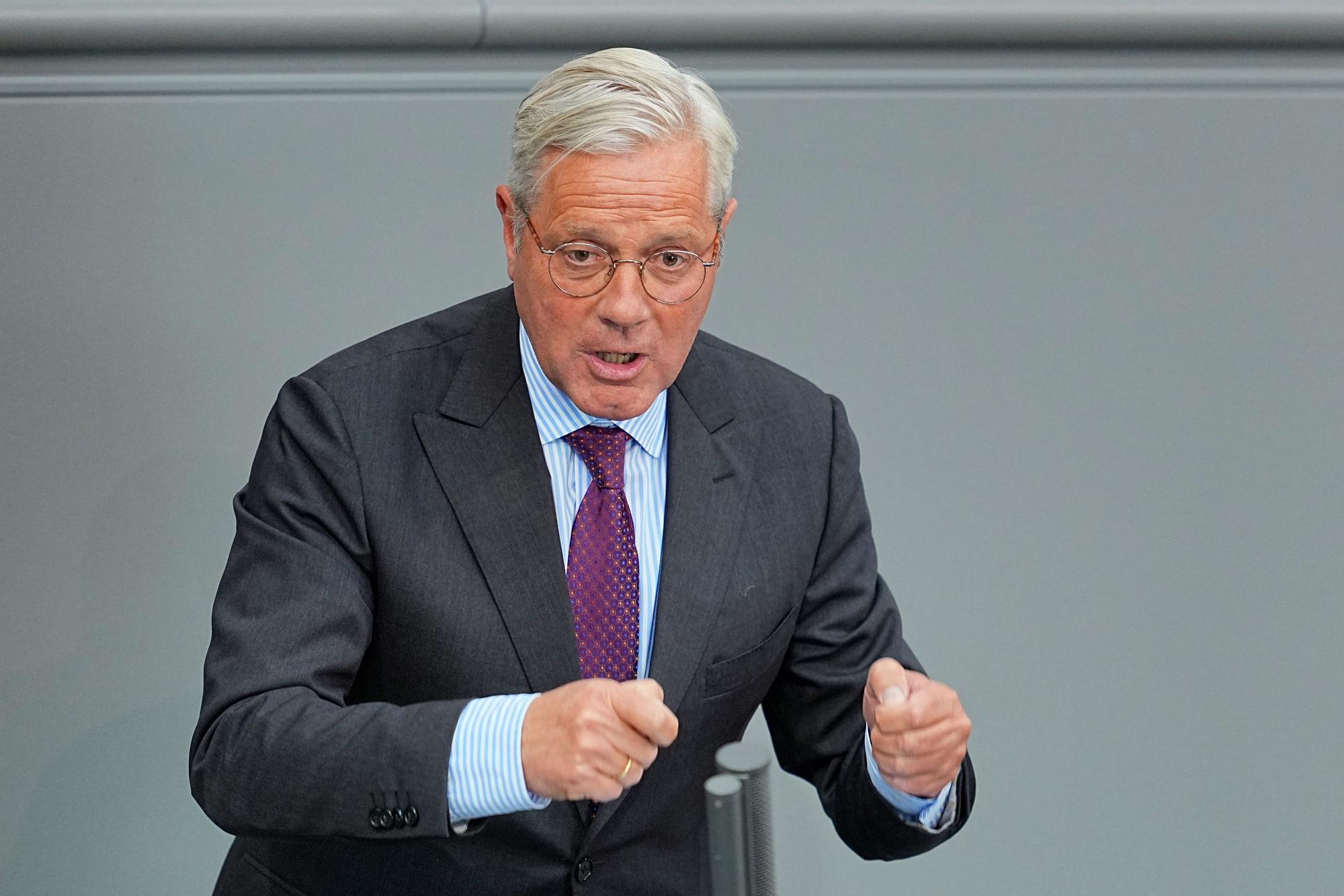 Norbert Röttgen (CDU) spricht nach der Regierungserklärung des Bundeskanzlers im Plenum des Bundestags.
