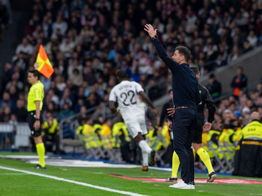 Xabi Alonso gestikuliert als Trainer auf dem Fußballplatz (Symbolbild)