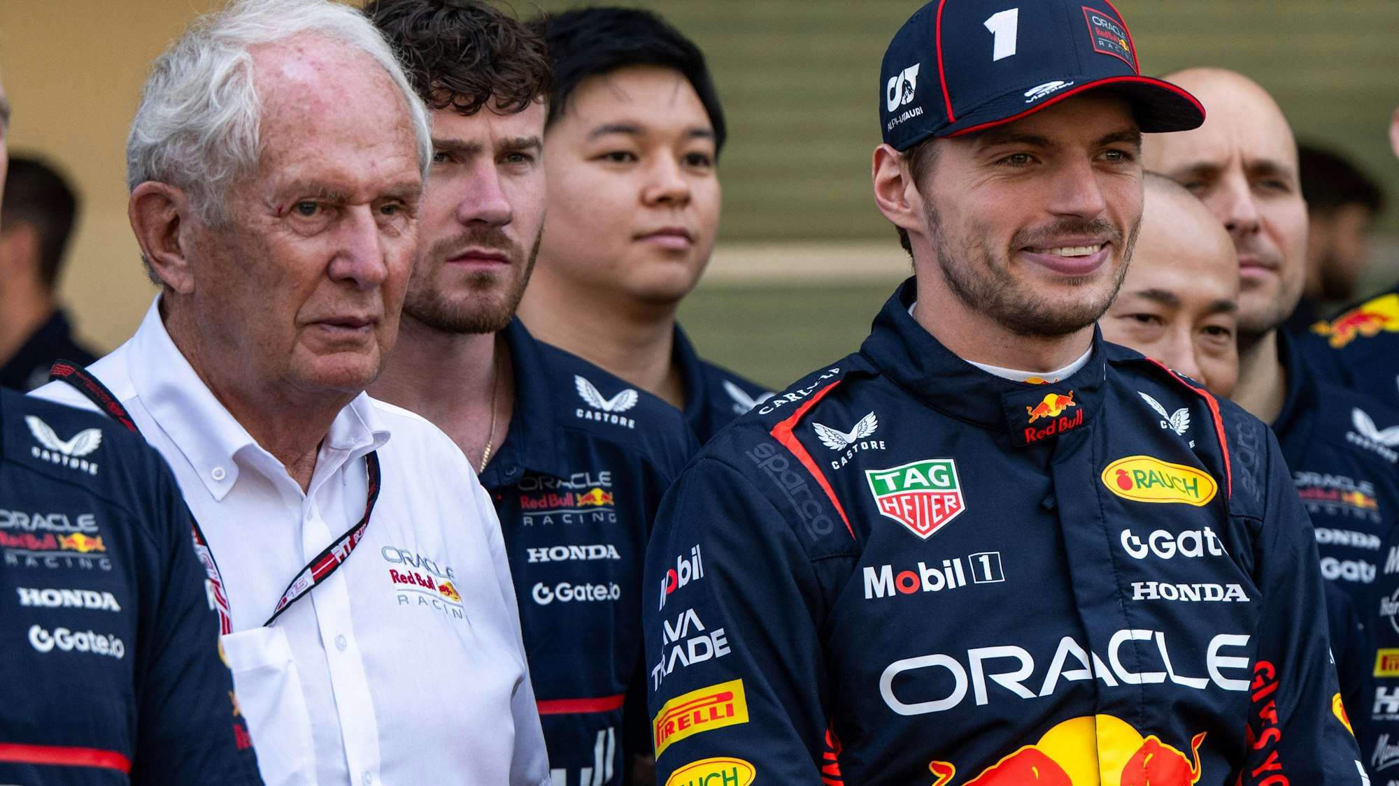 Max Verstappen und Helmut Marko beim Teamfoto (Symbolbild)