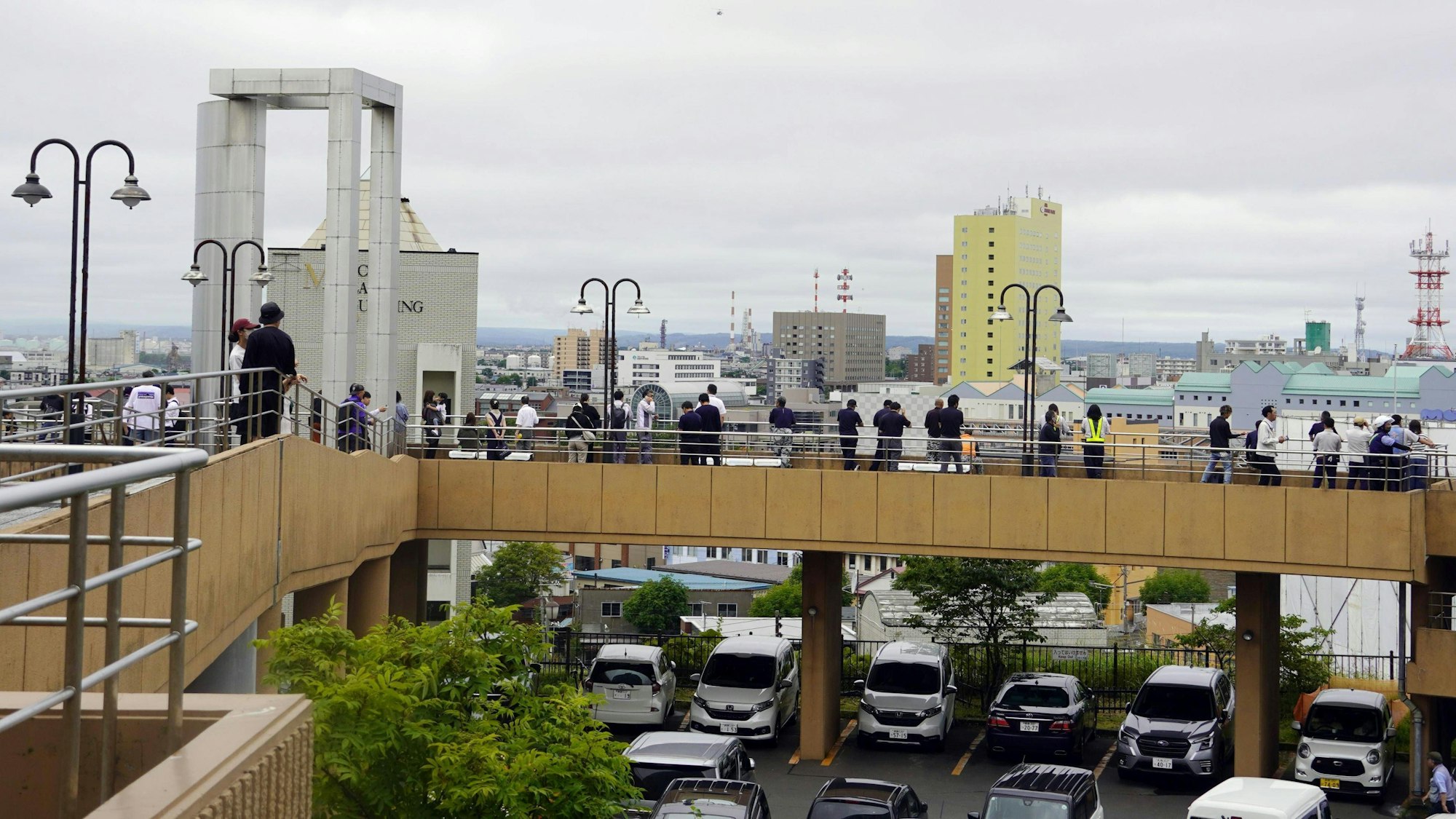 Menschen auf Tsunami-Evakuierungsstruktur in Kushiro, Japan (Symbolbild)