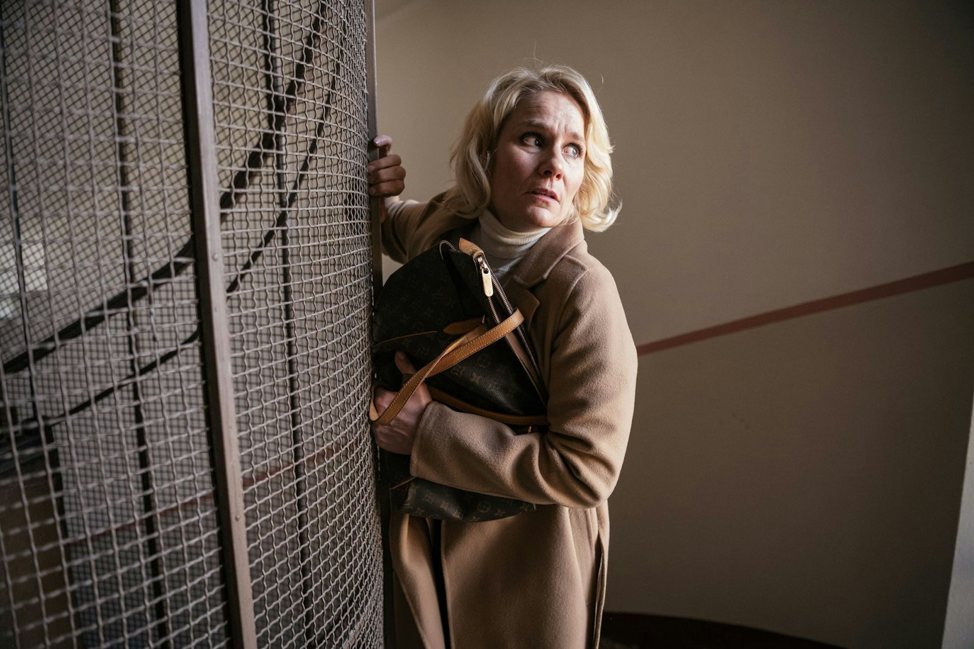 Eigentlich gehört Linda (Laura Malmivaara) zur High Society Helsinkis, doch ihr glamouröses Leben gerät aus den Fugen ... (Bild: ZDF/ Jaakko Kahilaniemi)