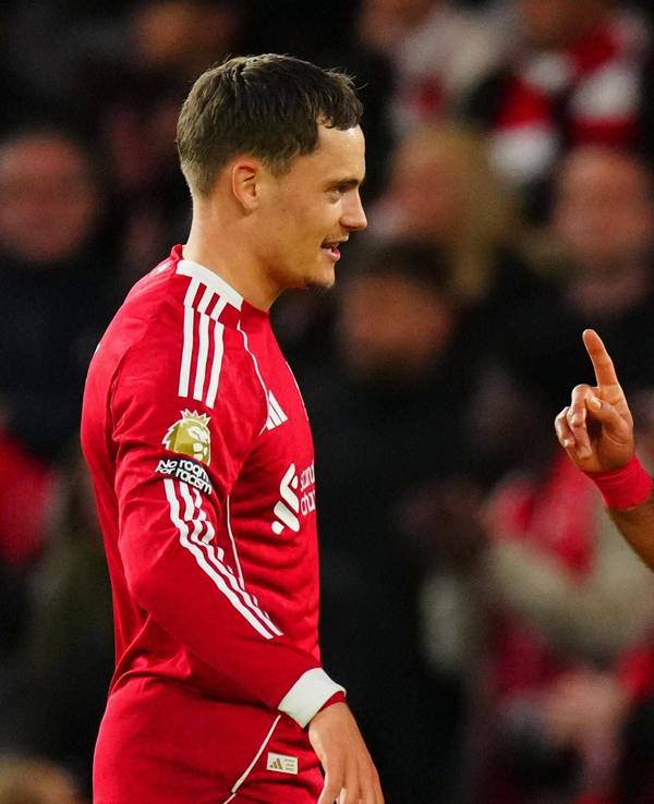 Mo Salah (r.) und Florian Wirtz stehen für den FC Liverpool gemeinsam auf dem Platz.