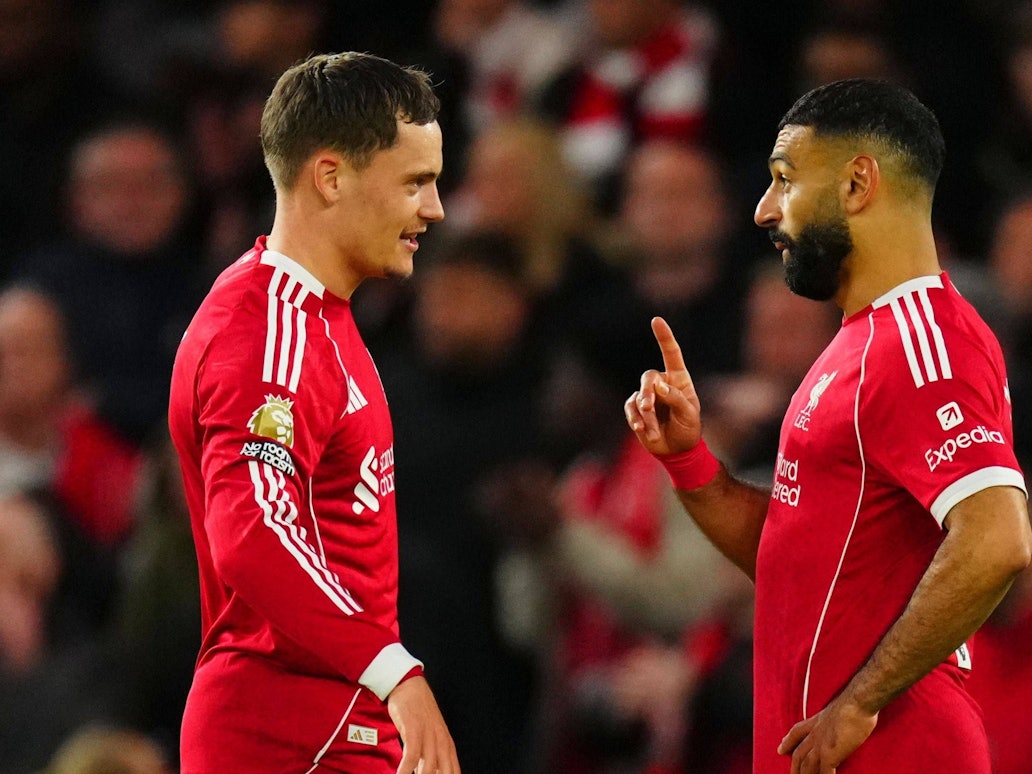 Mo Salah (r.) und Florian Wirtz stehen für den FC Liverpool gemeinsam auf dem Platz.