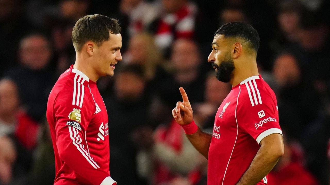 Mo Salah (r.) und Florian Wirtz stehen für den FC Liverpool gemeinsam auf dem Platz.