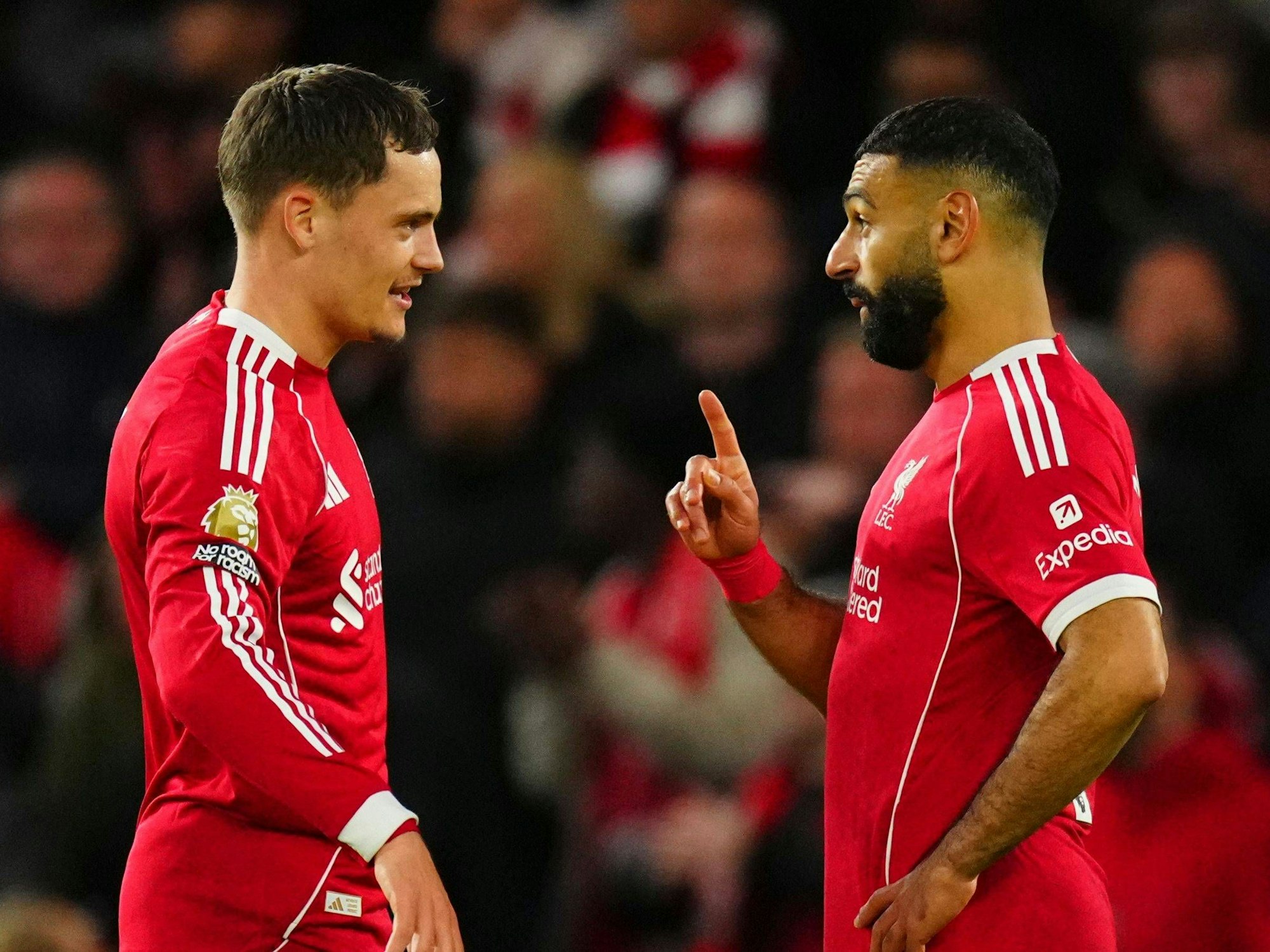 Mo Salah (r.) und Florian Wirtz stehen für den FC Liverpool gemeinsam auf dem Platz.