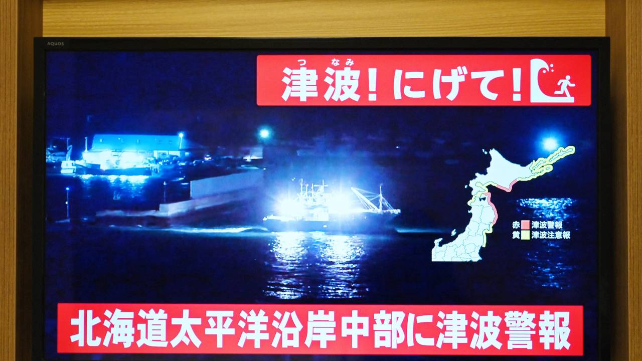 Japan hat eine Tsunami-Warnung ausgegeben. Auf einem Fernseher in Sapporo in der nördlichen Präfektur Hokkaido in Japan sind Live-Bilder eines Bootes zu sehen, das einen Küstenhafen verlässt.