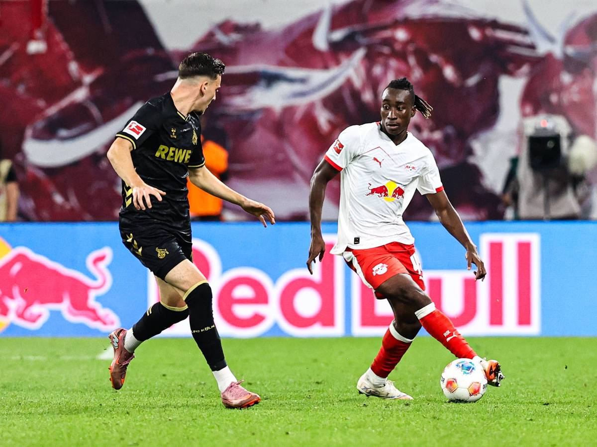 Yan Diomande (l.) mit Ball in Aktion.