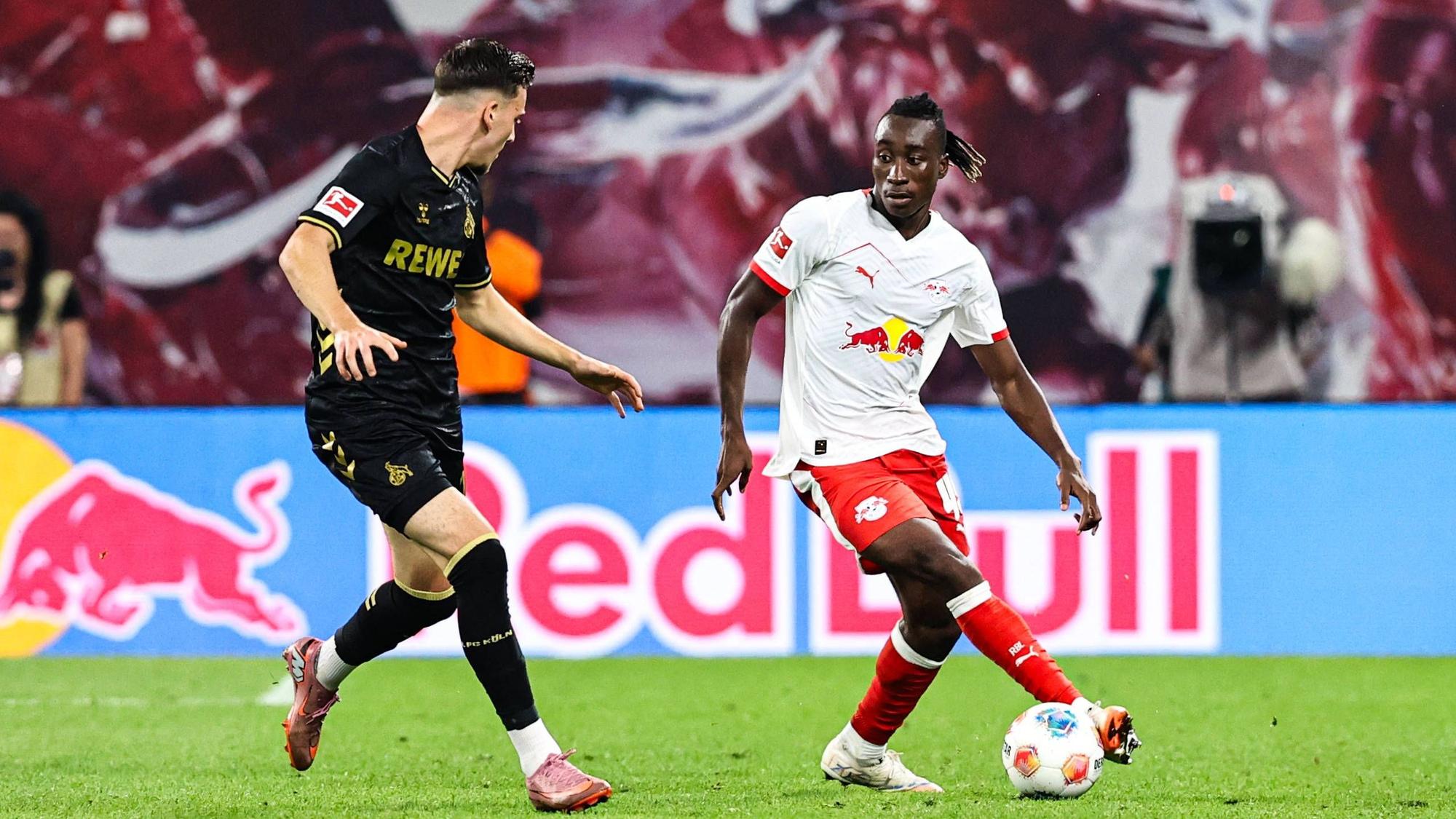 Yan Diomande (l.) mit Ball in Aktion.