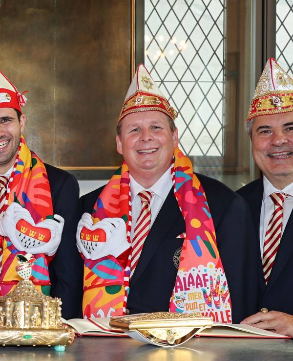 Das designierte Kölner Dreigestirn mit Prinzen-Garde-Präsident Dino Massi.
