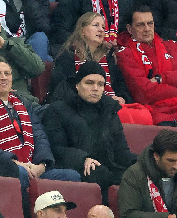 Kölns Sportdirektor Thomas Kessler mit Rewe-Boss Lionel Souque und Kölns Technischem Direktor Lukas Berg am 6. Dezember 2025 im Rhein-Energie-Stadion beim 1:1 gegen St. Pauli.