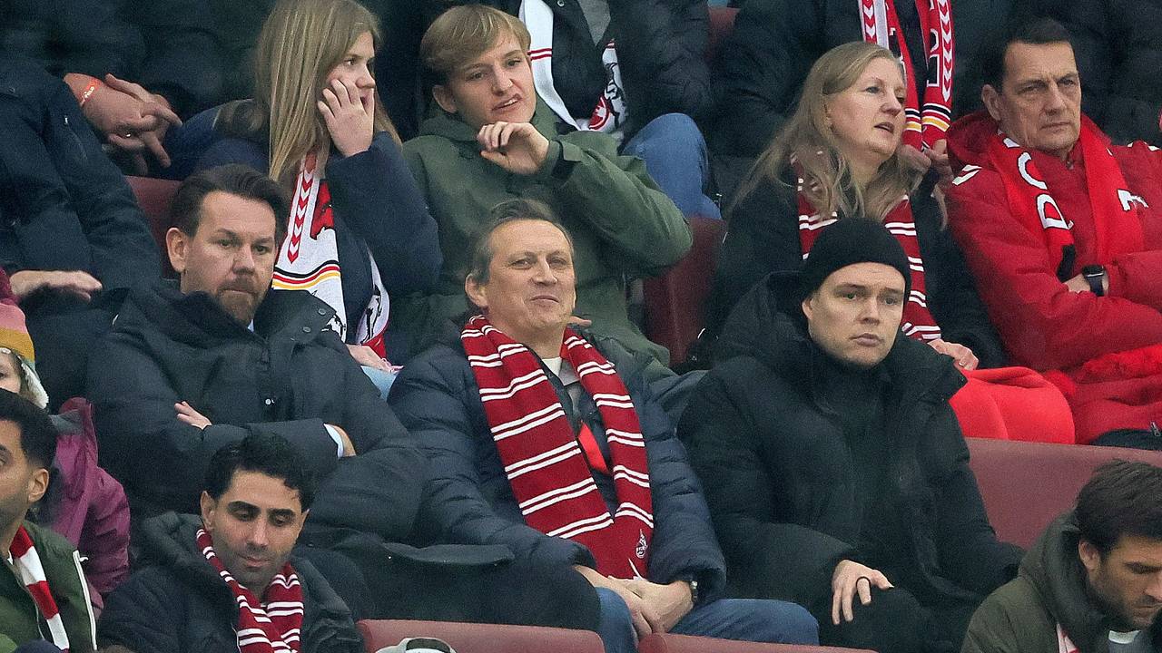Kölns Sportdirektor Thomas Kessler mit Rewe-Boss Lionel Souque und Kölns Technischem Direktor Lukas Berg am 6. Dezember 2025 im Rhein-Energie-Stadion beim 1:1 gegen St. Pauli.