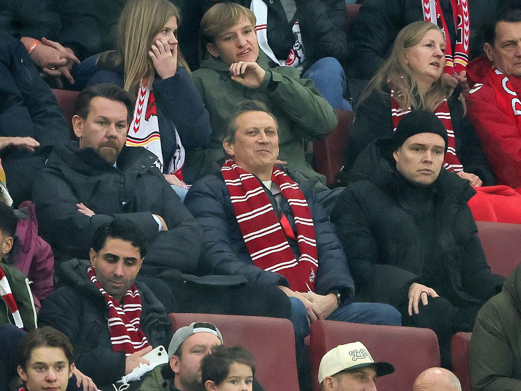 Kölns Sportdirektor Thomas Kessler mit Rewe-Boss Lionel Souque und Kölns Technischem Direktor Lukas Berg am 6. Dezember 2025 im Rhein-Energie-Stadion beim 1:1 gegen St. Pauli.