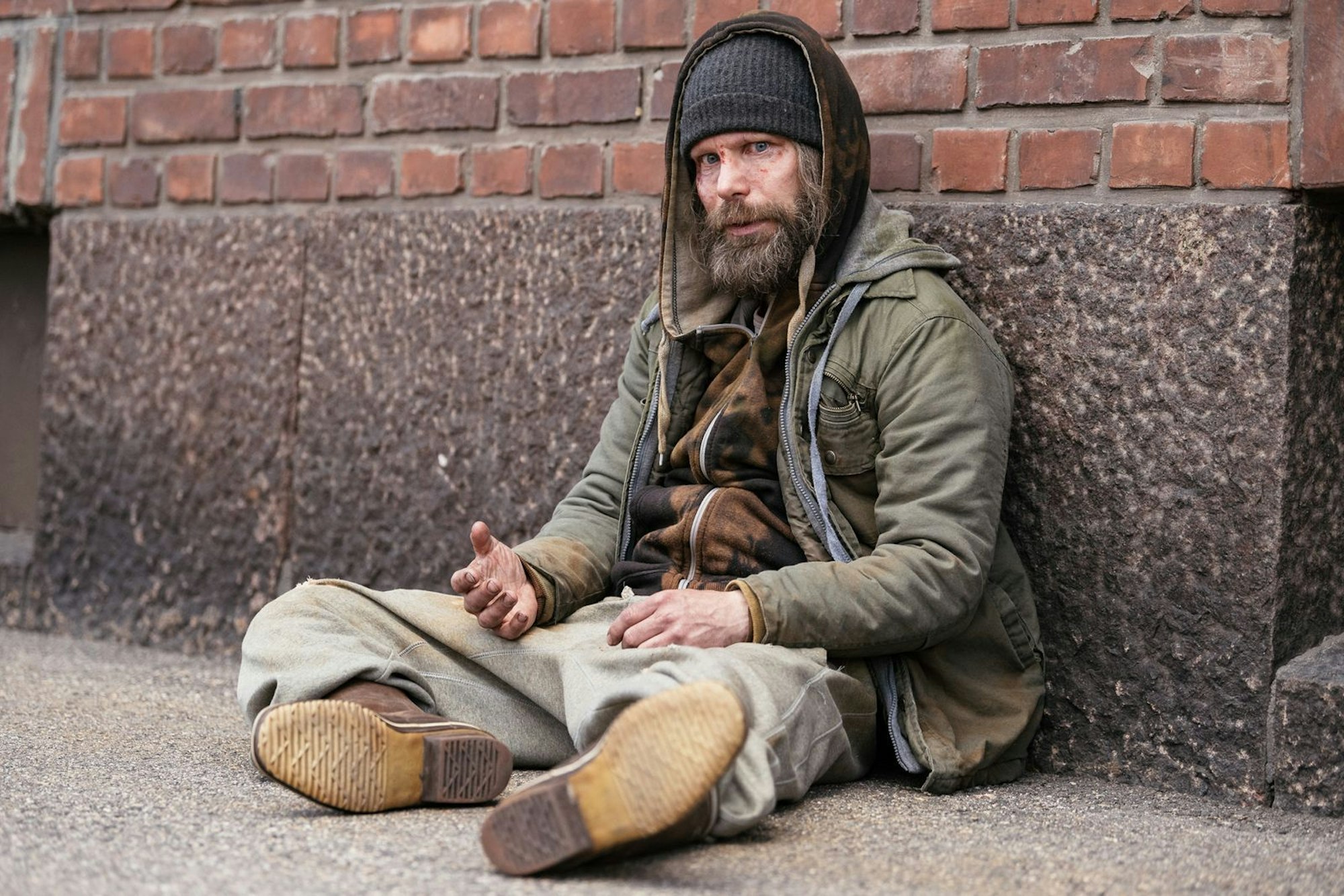 Linda kämpft mit einem Obdachlosen (Juho Milonoff) um Pfandflaschen. (Bild: ZDF/ Jaakko Kahilaniemi)