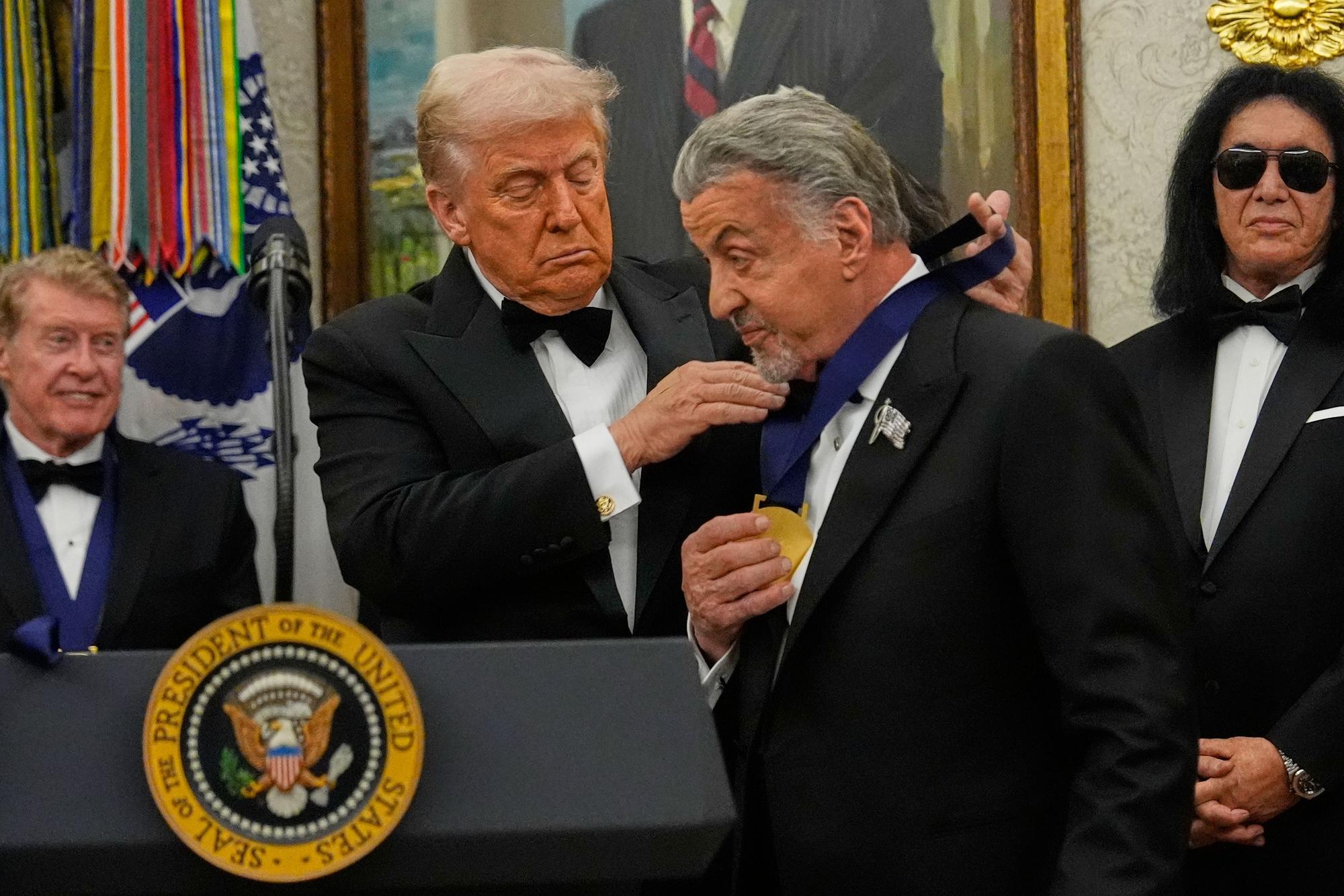 US-Präsident Donald Trump (l.) überreicht Sylvester Stallone seine Kennedy Center Honors-Medaille im Oval Office des Weißen Hauses.