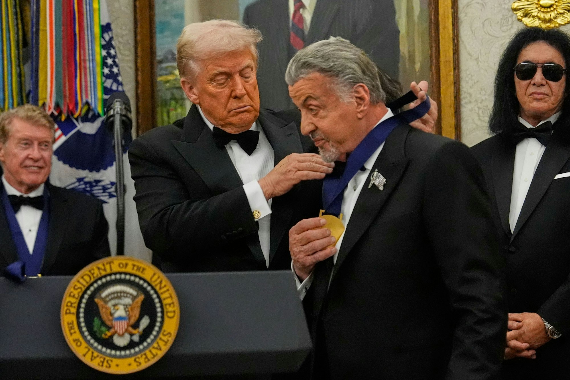 US-Präsident Donald Trump (l.) überreicht Sylvester Stallone seine Kennedy Center Honors-Medaille im Oval Office des Weißen Hauses.