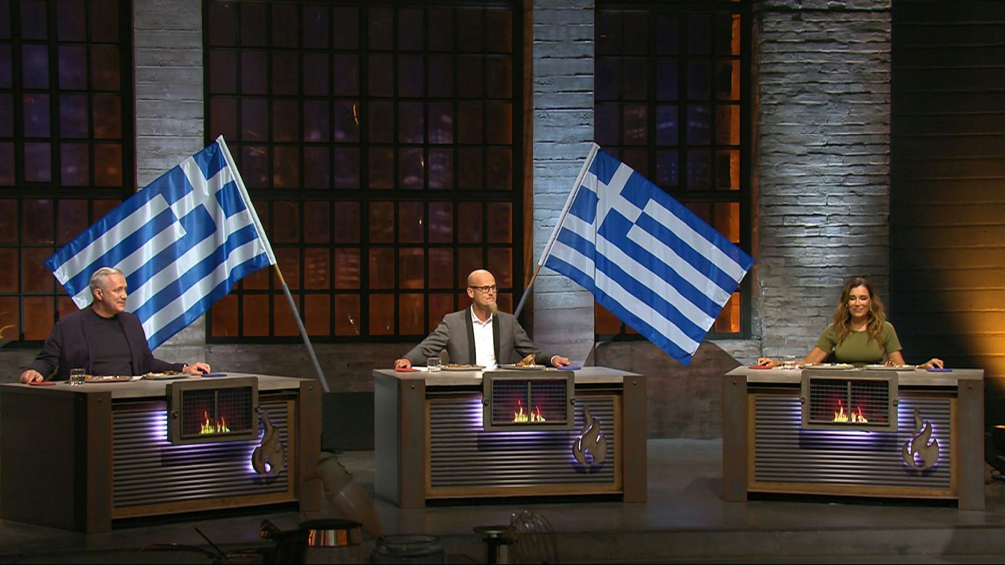 Im Match gegen Griechenland wurde der Jury (von links: Alexander Herrmann, Ralf Zacherl, Jana Ina Zarrella) „Lammkarree mit Kritharoto“ krendenzt. (Bild: RTL)