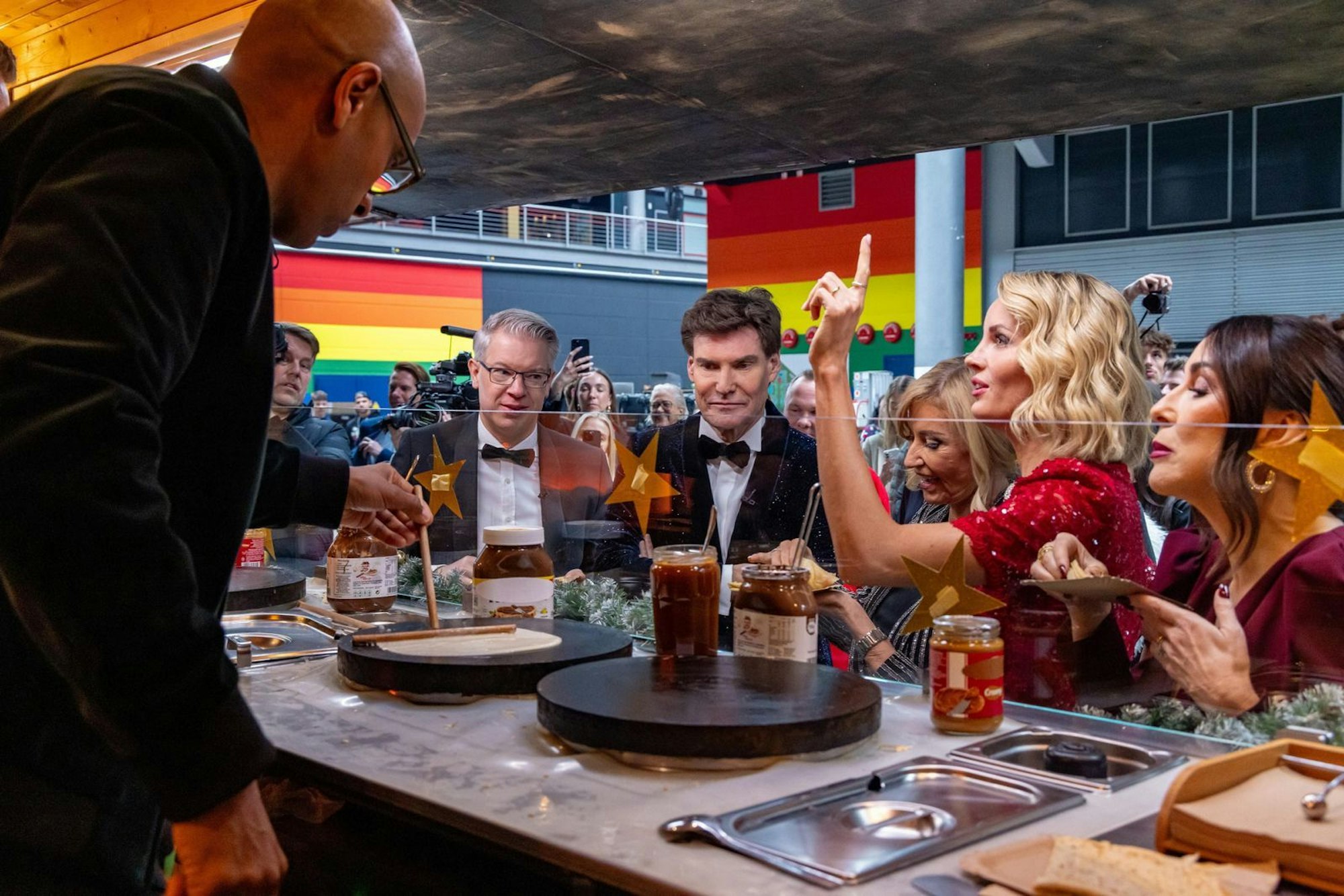 Zumindest wenn es zum Schluss der Sendung,
Leckereien für alle gibt, hellt sich die Laune doch wieder auf. Frohe Weihnachten! (Bild: RTL / Bernd-Michael Maurer)