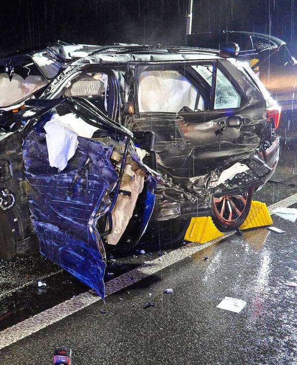 Ein beschädigtes Fahrzeug steht bei Regenwetter an der Unfallstelle auf der A8 zwischen Merchweiler und dem Kreuz Saarbrücken. Bei dem Unfall sind ein 46-Jähriger und seine 13 Jahre alte Tochter ums Leben gekommen, wie die Polizei mitteilte.