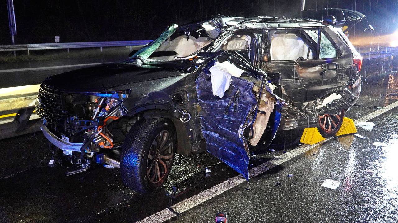 Ein beschädigtes Fahrzeug steht bei Regenwetter an der Unfallstelle auf der A8 zwischen Merchweiler und dem Kreuz Saarbrücken. Bei dem Unfall sind ein 46-Jähriger und seine 13 Jahre alte Tochter ums Leben gekommen, wie die Polizei mitteilte.