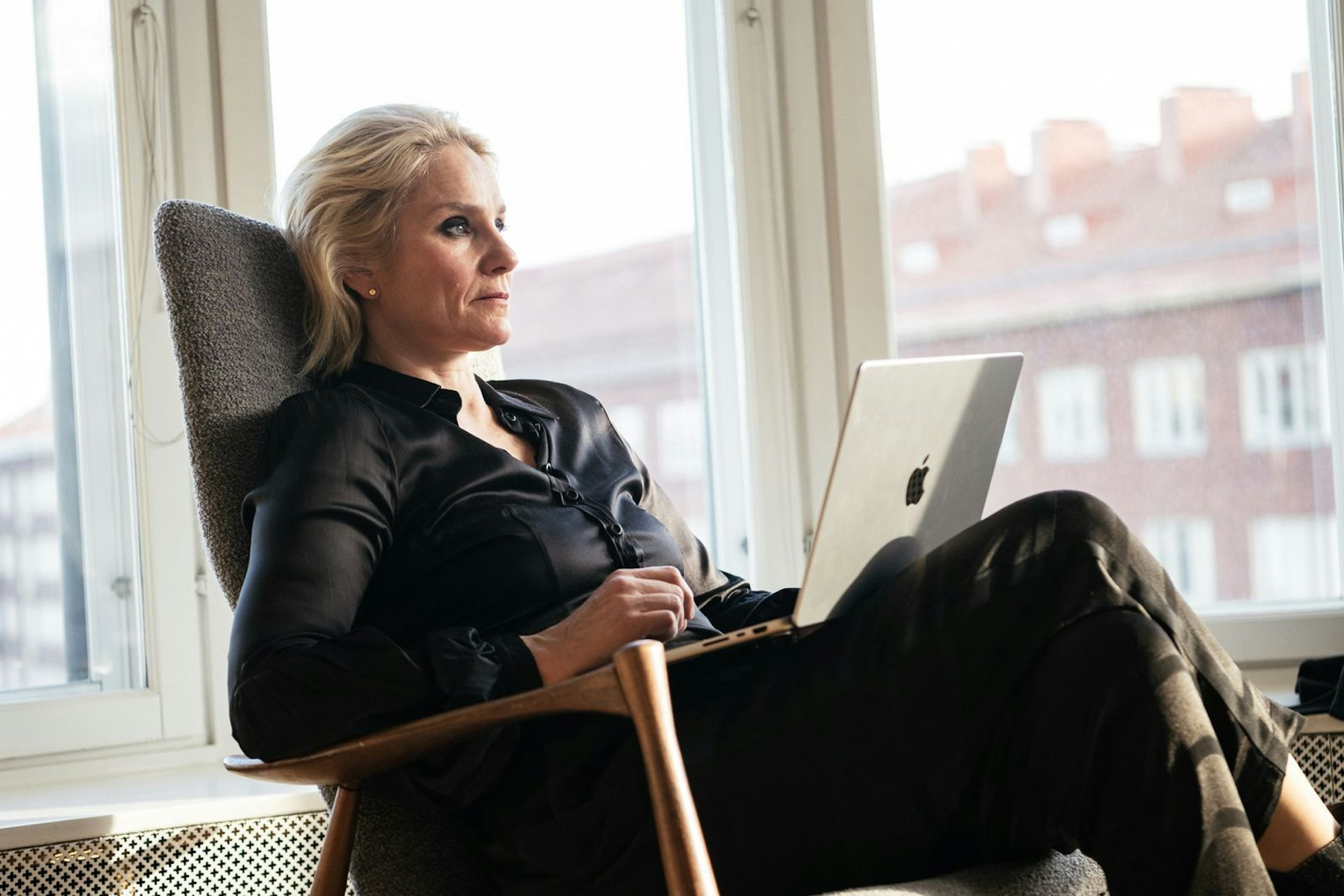 Dass die Immobilienmaklerin Linda Saarniluoto (Laura Malmivaara) ihren Luxus aufgeben muss, ist für sie keine Option. (Bild: ZDF/ Jaakko Kahilaniemi)