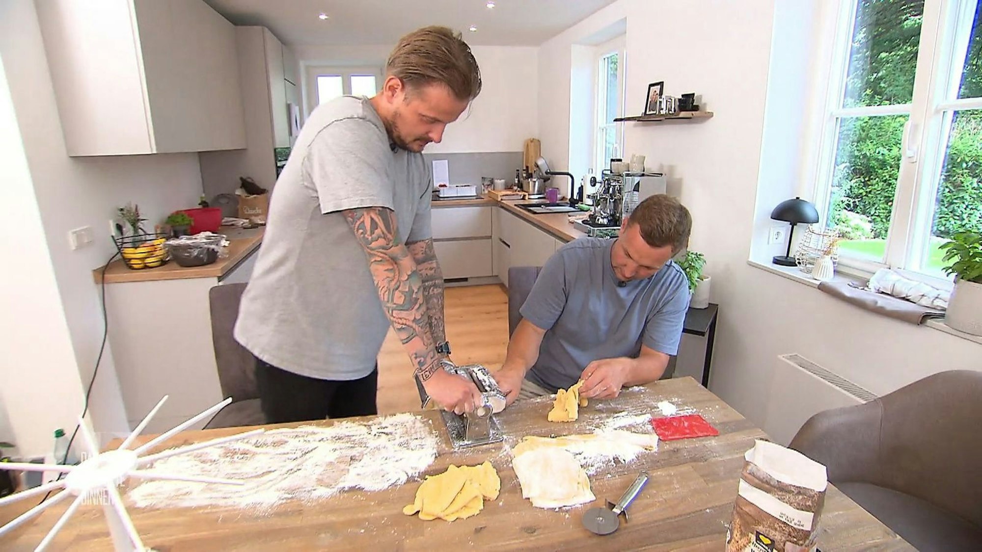 Den Pastateig hatte sich Mirko anders vorgestellt. Da kann auch Niklas wenig richten.
(Bild: RTL)