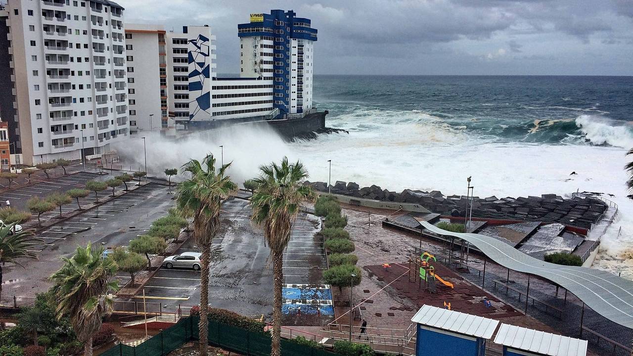 Hohe Wellen treffen auf die Nordwestküste von Teneriffa.
