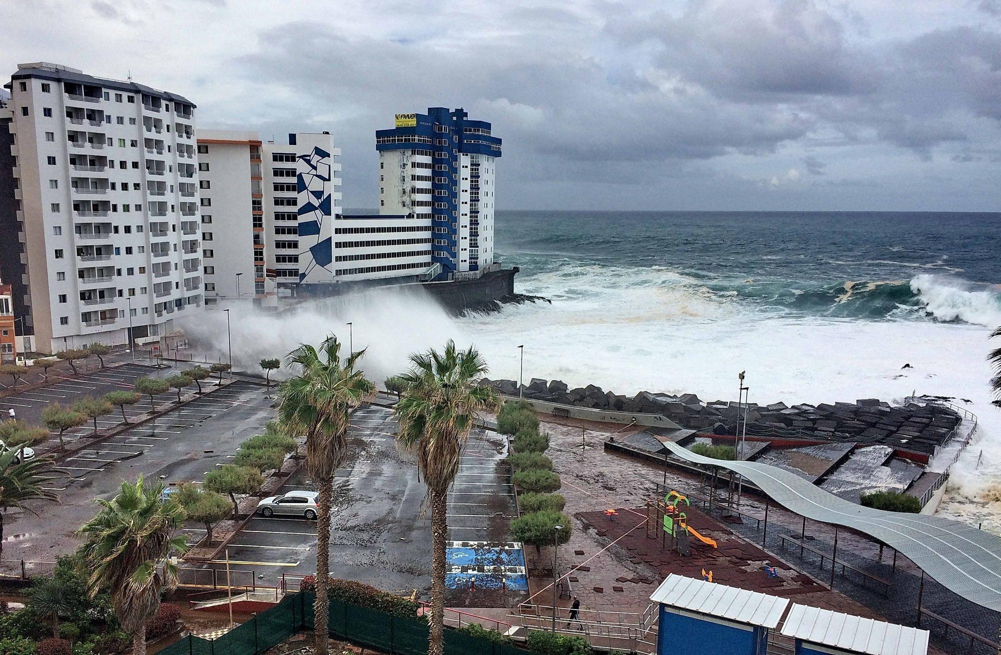 Hohe Wellen treffen auf die Nordwestküste von Teneriffa.