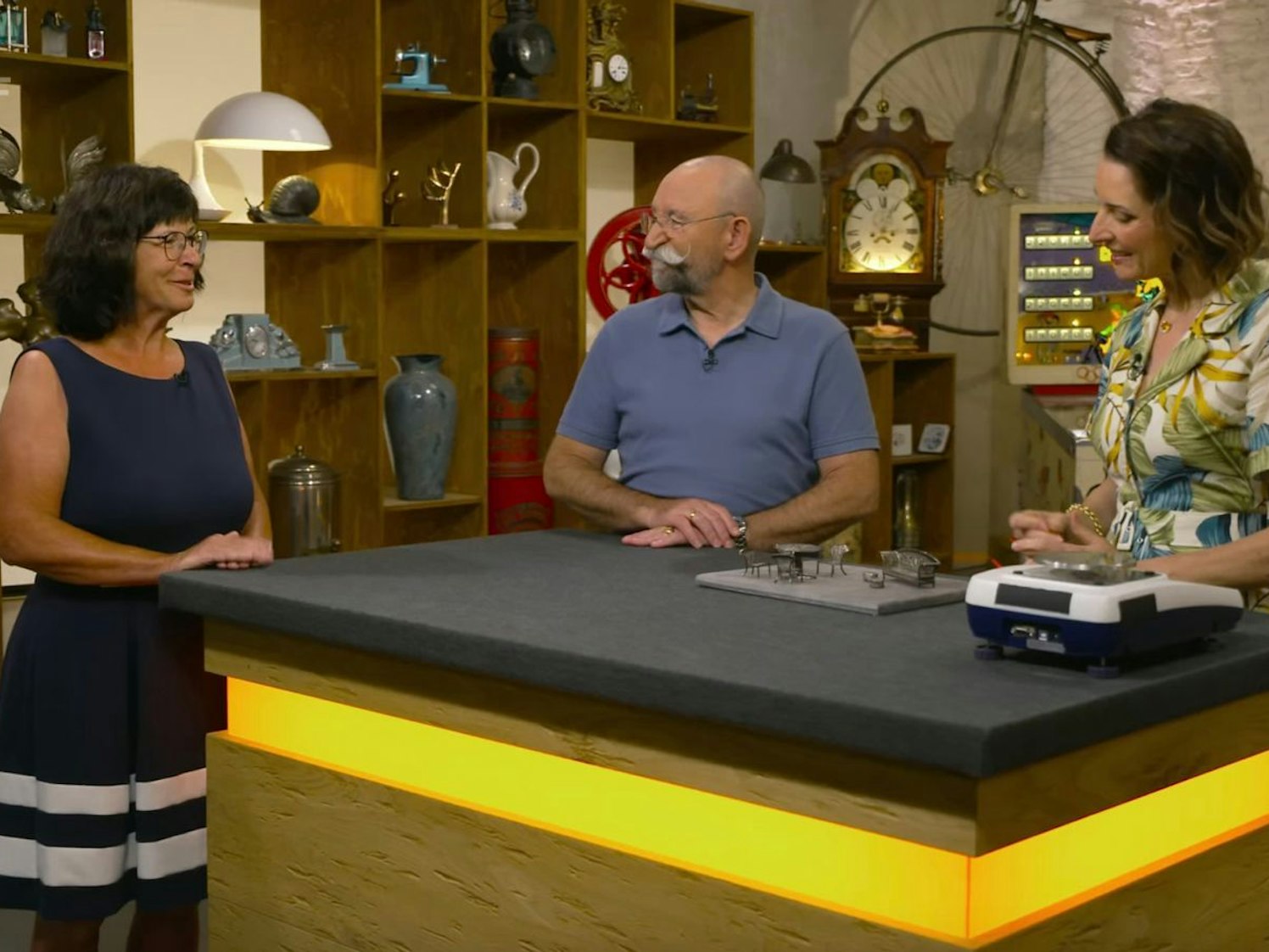 Ein angeblich royaler Hintergrund eines Mitbringsels bei „Bares für Rares“ ließ nicht nur Horst Lichter zweifeln. (Bild: ZDF)