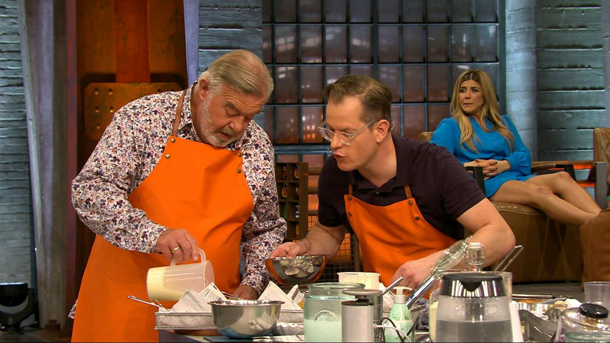 Der niederländische Moderator Harry Wijnvoord (links) und Traditionskoch Jasper Meijer forderten Henssler zu „Fritten, Frikandel, Kipcorn, Kaassoufflé und zwei Soßen“ heraus. (Bild: RTL)