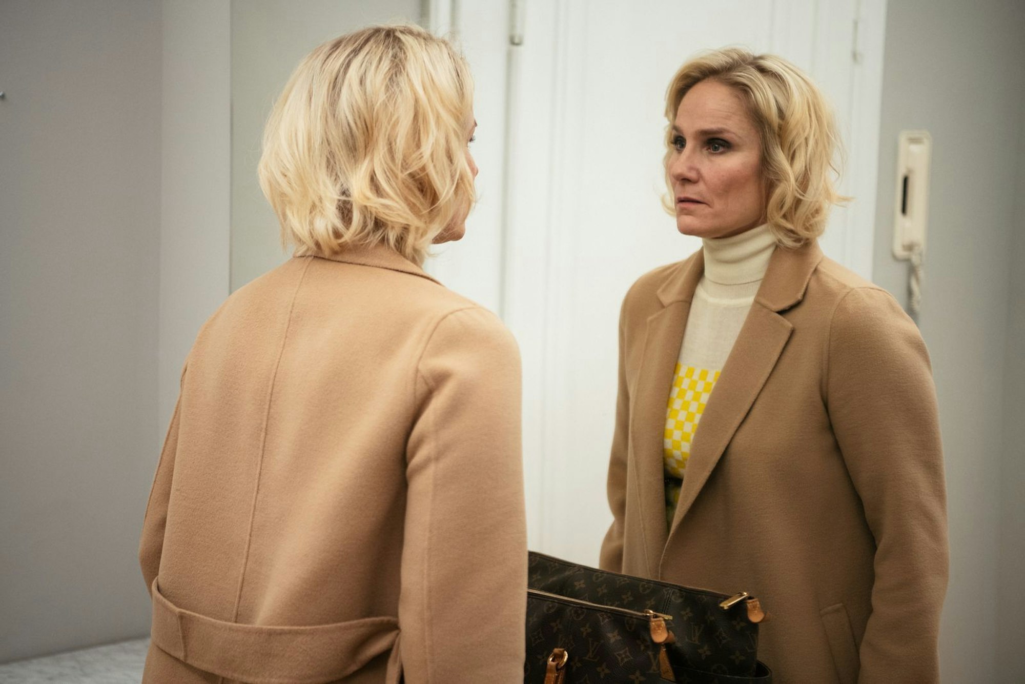 Die Immobilienmaklerin Linda Saarniluoto (Laura Malmivaara) erkennt sich selbst kaum wieder. Wie weit geht sie, um an Geld zu gelangen? (Bild: ZDF/ Jaakko Kahilaniemi)