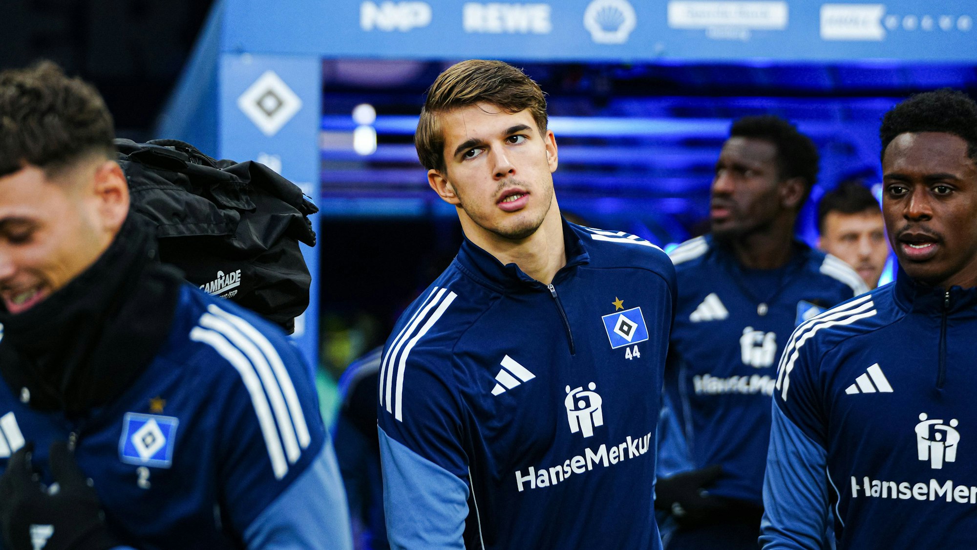 Luka Vuskovic in blauem Sportoutfit mit Nummer 44, neben Teamkollegen im Stadionbereich